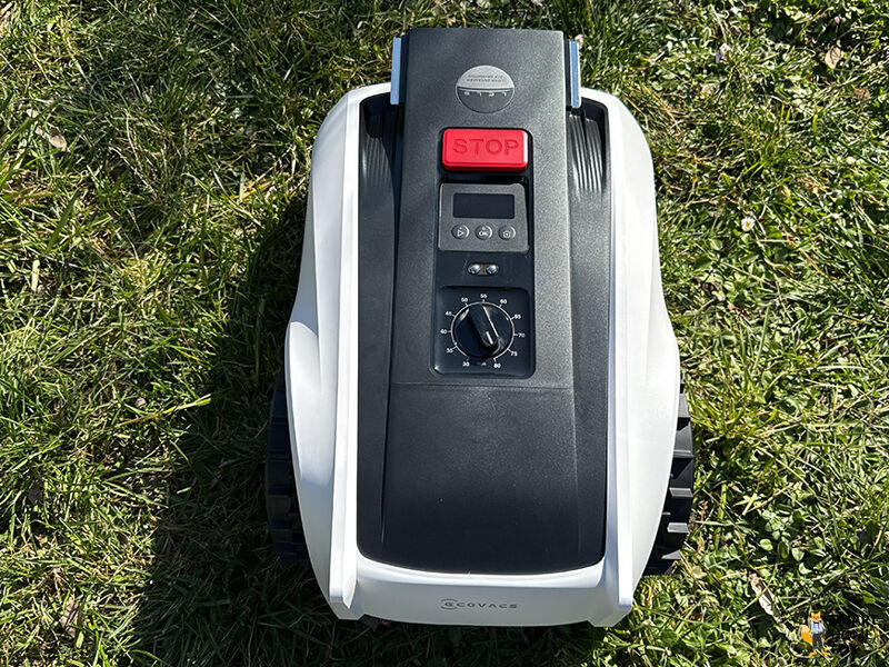 ECOVACS GOAT 0800 faehrt ueber den Rasen